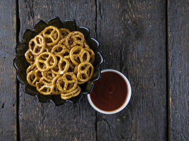 Bir ahşap tuz ve sos ile Kraker