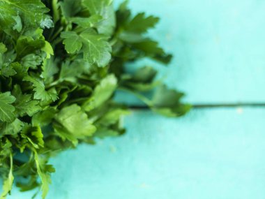 Ahşap arka planda taze maydanoz yaprakları