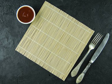 Koyu taş arka plan üzerinde Vintage çatal ve mutfak bıçağı