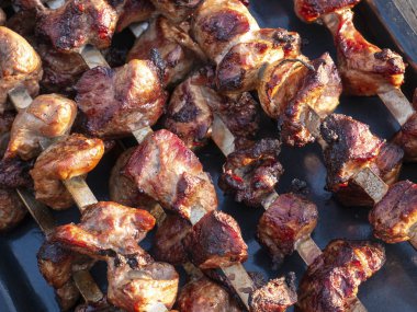 Şişlerde kavrulmuş et