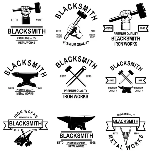 鍛冶屋と鉄の作品のセットが象徴します。ロゴ、ラベル、サイン、ポスター、 tシャツのデザイン要素. — ストックベクタ