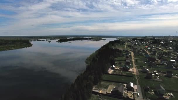 Eleva Por Encima Del Río Primavera Video Toma Del Helicóptero — Vídeo de stock