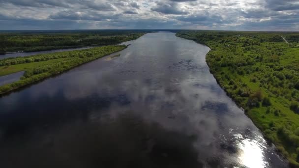 Filmare Video Copter Care Zboară Peste Râu Larg Începutul Verii — Videoclip de stoc