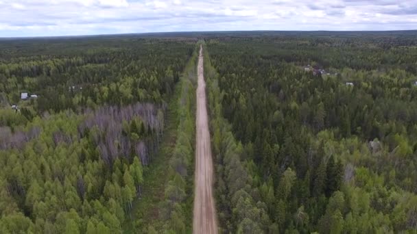 视频拍摄与直升机飞越土路在森林中间 道路停留在地平线上 — 图库视频影像