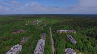 Video quadrocopter vahşi bir orman ölü terk edilmiş bir kasabada devraldı. Evler harap, pencereleri yok cam vardı, çatı bozuldu. Görünüm için kıyamet sonrası benzer