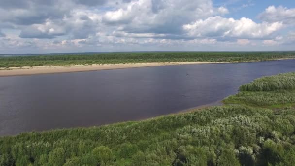 Dron Kamerą Latające Nad Brzegiem Duże Rzeki Rzece Można Zobaczyć — Wideo stockowe