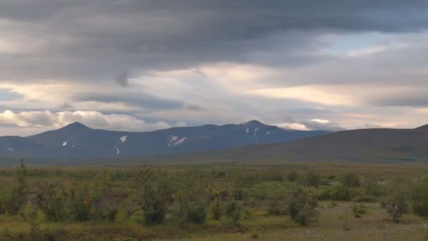 Otoño Norte Tundra Son Las Montañas Sobre Ellos Las Nubes — Vídeo de stock