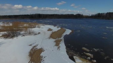 İlkbaharda, nehirde yüzen buz parçaları. Buz bir daire içinde hareket eder. Üstte görüntü