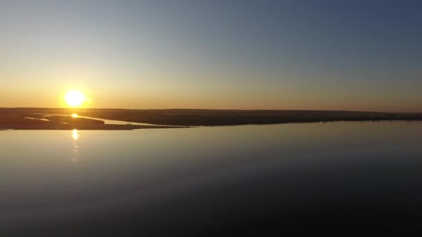 Caméra Survole Rivière Champ Vers Coucher Soleil Soleil Couche Temps — Video