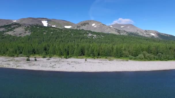 Vista Dall Alto Sul Fiume Montagne Foresta Siberia Natura Selvaggia — Video Stock