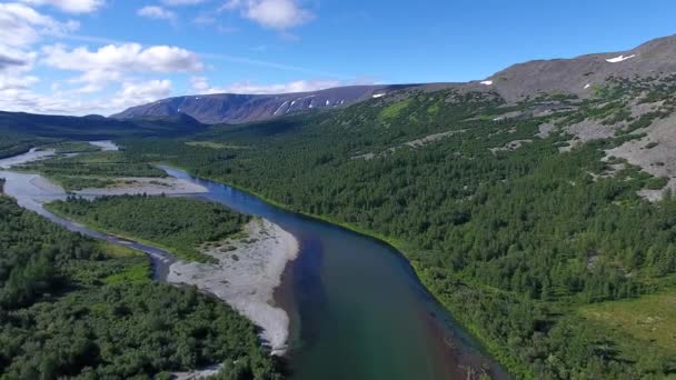 Vista Dall Alto Sul Fiume Montagne Foresta Siberia Natura Selvaggia — Video Stock