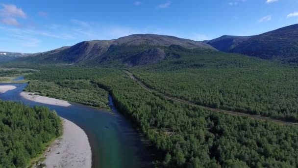 Telecamera Sorvola Valle Fiume Montagna Lungo Fiume Una Ferrovia Lati — Video Stock