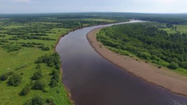 Video, Kuzey Nehri üzerinde tarlalar ve ormanlar arasında uçan bir drondan alındı.