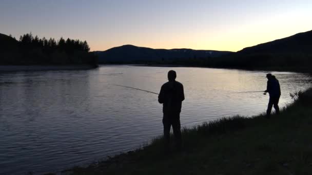Dois Pescadores Noite Pescando Com Uma Vara Giratória Contra Fundo — Vídeo de Stock