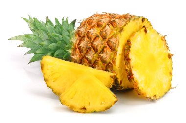 Beyaz arkaplanda dilimleri olan ananas