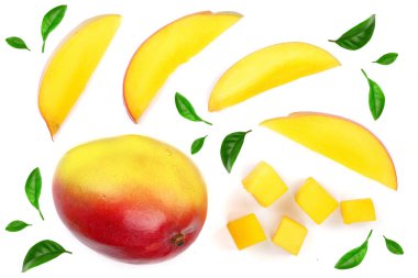 Mango meyve beyaz arka plan yakın çekim izole yaprakları ile dekore edilmiştir. Üstten Görünüm. Düz yatıyordu
