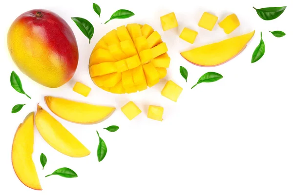 Fruta de mango y rodajas decoradas con hojas aisladas sobre fondo blanco con espacio de copia para su texto. Vista superior —  Fotos de Stock