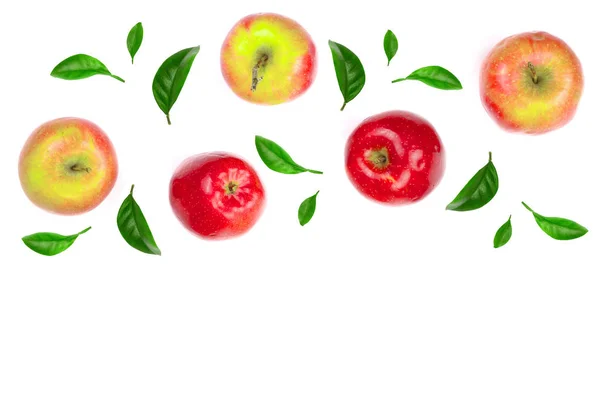 Красные яблоки, украшенные зелеными листьями изолированы на белом фоне с копировальным пространством для текста, вид сверху — стоковое фото