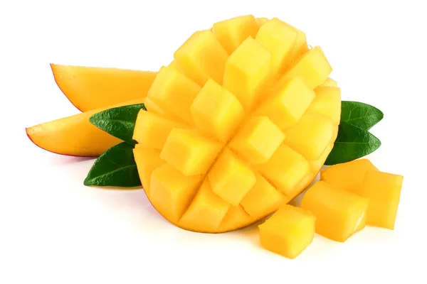 Mango frukt hälften med blad och skivor isolerad på vit bakgrund närbild — Stockfoto