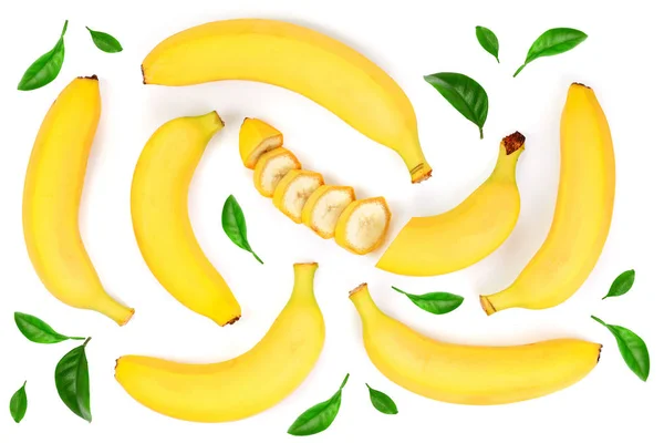 Plátanos enteros y en rodajas aislados sobre fondo blanco. Vista superior. Puesta plana — Foto de Stock