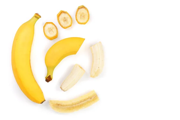 Bananas inteiras e fatiadas isoladas em fundo branco com espaço de cópia para o seu texto. Vista superior. Depósito plano — Fotografia de Stock