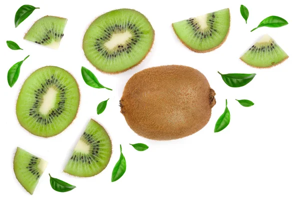 Kiwi affettato decorato con foglie verdi isolate su fondo bianco. Piatto schema di posa. Vista dall'alto — Foto Stock