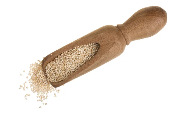 Sementes de quinoa vermelha em colher de madeira isolada sobre fundo branco. Vista superior — Fotografia de Stock