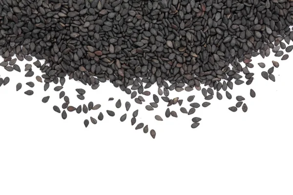 Černá Sezamová semínka s copy prostor pro text izolovaných na bílém pozadí pohled shora — Stock fotografie