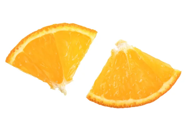 Twee sneetjes voor tangerine geïsoleerd op een witte achtergrond. Bovenaanzicht. Plat leggen — Stockfoto