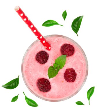 Ahududu yoğurt beyaz arka plan üzerinde izole yeşil yaprakları ile dekore edilmiştir. Üstten görünüm