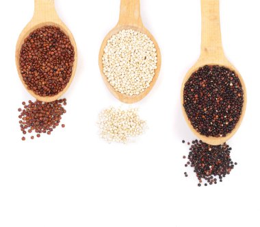 Tahta kaşık izole kopya alanı metniniz için beyaz zemin üzerine siyah kırmızı beyaz quinoa tohumları