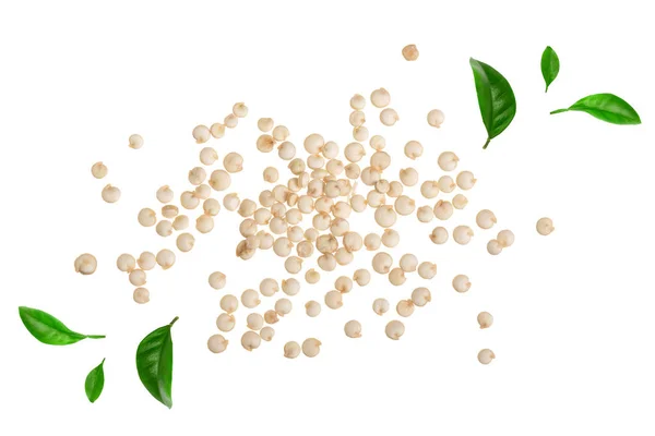 Nasion quinoa białe ozdobione zielonych liści na białym tle. Widok z góry — Zdjęcie stockowe