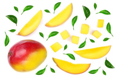 Mango meyve beyaz arka plan yakın çekim izole yaprakları ile dekore edilmiştir. Üstten Görünüm. Düz yatıyordu