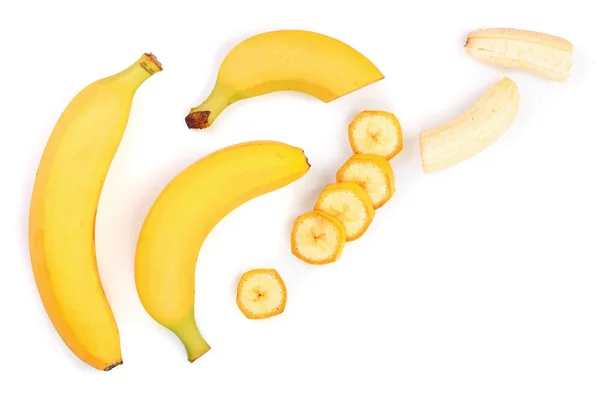 Ganze und in Scheiben geschnittene Bananen isoliert auf weißem Hintergrund mit Kopierraum für Ihren Text. Ansicht von oben. flache Lage — Stockfoto