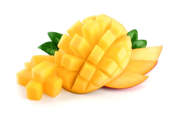 Mango frukt hälften med blad och skivor isolerad på vit bakgrund närbild — Stockfoto