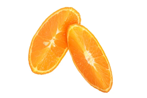 Duas fatias de tangerina isoladas em fundo branco. Vista superior. Depósito plano — Fotografia de Stock