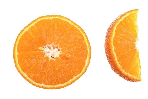 Deux tranches de mandarine isolées sur fond blanc. Vue de dessus. Pose plate — Photo