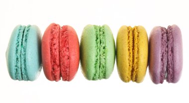 Beyaz arka plan olmadan bir gölge gülümsemek izole renkli bademli kurabiye. Üstten Görünüm. Düz yatıyordu