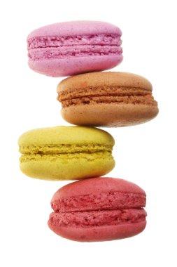 Beyaz arka plan olmadan bir gölge gülümsemek izole renkli bademli kurabiye. Üstten Görünüm. Düz yatıyordu.