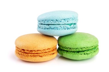 Beyaz arkaplanda izole edilmiş renkli badem kurabiyeleri