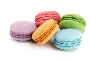 Beyaz arkaplanda izole edilmiş renkli badem kurabiyeleri