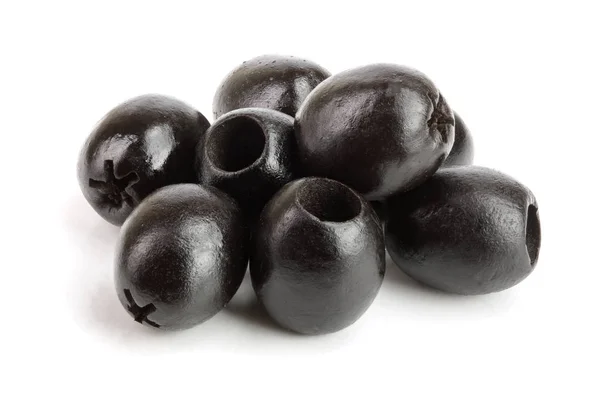 Черные оливки, выделенные на белом фоне — стоковое фото