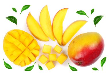 Mango meyve ve yarısı beyaz arka plan yakın çekim izole yaprakları ile süslenmiş. Üstten Görünüm. Düz yatıyordu