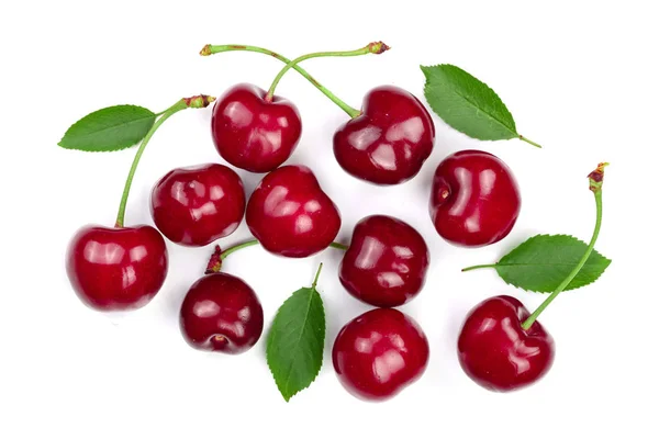 Cerises rouges douces avec des feuilles isolées sur fond blanc. Vue de dessus. Modèle de pose plat — Photo