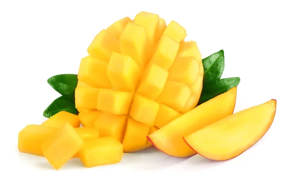 Mango-Frucht-Hälfte mit Blättern und Scheiben isoliert auf weißem Hintergrund Nahaufnahme — Stockfoto