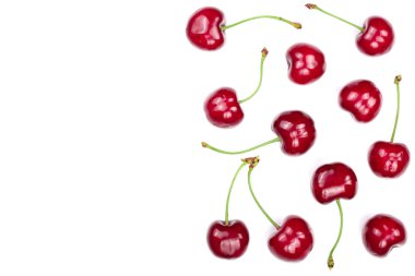 Tatlı kırmızı kiraz kopya alanı metniniz için beyaz zemin üzerine izole. Üstten görünüm. Düz yatıyordu desen