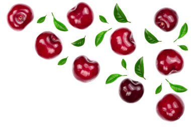 Tatlı kırmızı kiraz kopya alanı metniniz için beyaz zemin üzerine izole. Üstten görünüm. Düz yatıyordu desen