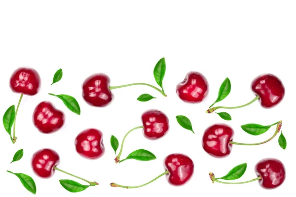 Сладкие красные вишни изолированы на белом фоне с пространством для копирования для вашего текста. Вид сверху. Плоский рисунок — стоковое фото