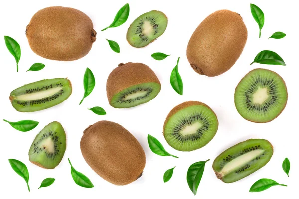 Fruto Kiwi com fatias decoradas com folhas verdes isoladas em fundo branco, close-up. Vista superior. Plano leigo padrão — Fotografia de Stock