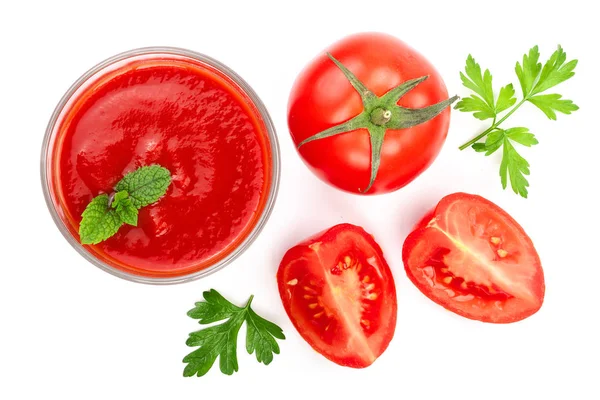 Tomatensap in glas en tomaten met peterselie laat geïsoleerd op witte achtergrond. Bovenaanzicht. Plat leggen — Stockfoto